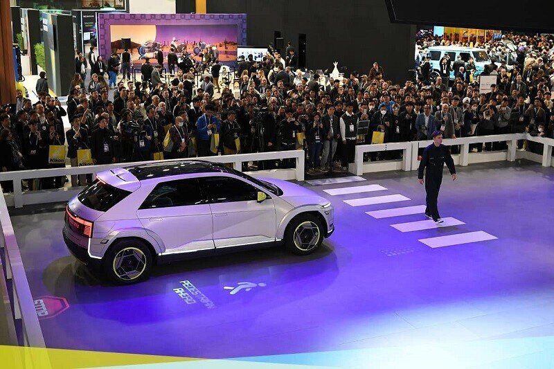 Hyundai ra mắt mẫu xe mới có khả năng đi ngang như cua