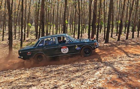Choáng ngợp dàn xe cổ triệu đô của đại gia Âu-Mỹ chạy xuyên rừng cao su Đồng Nai