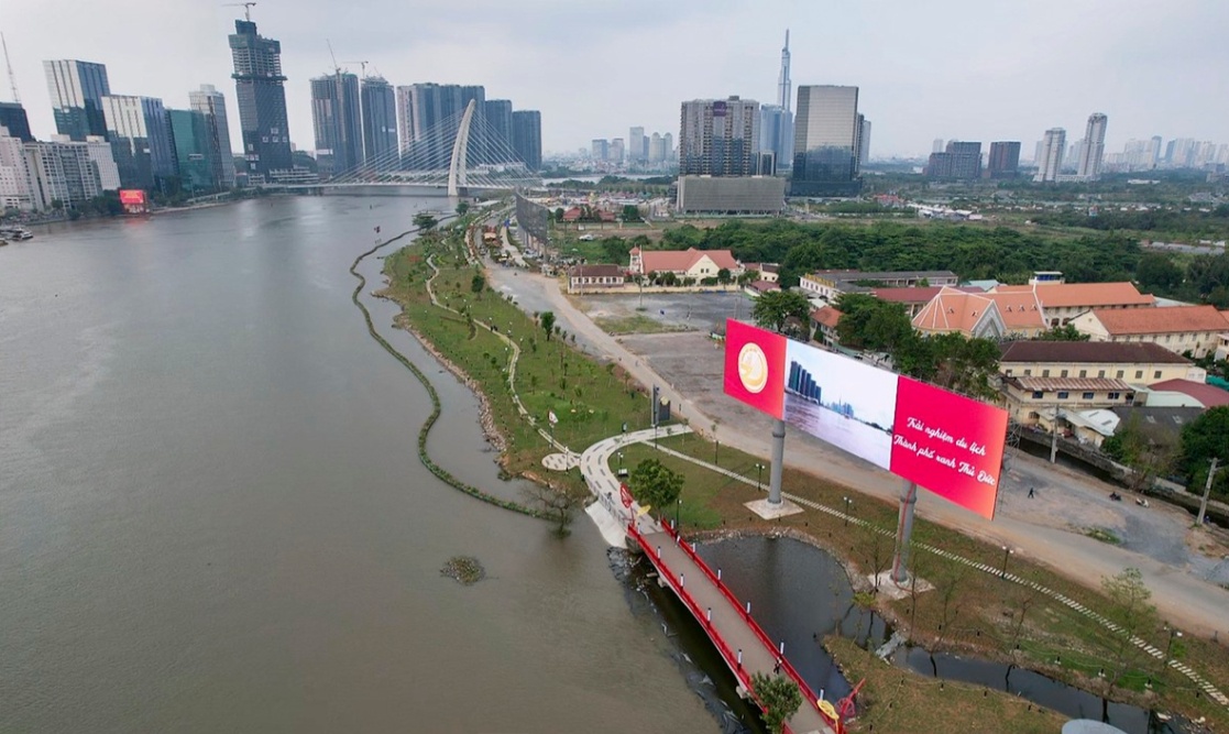 Công viên bờ sông Sài Gòn diện 'áo mới' lộng lẫy đón Tết