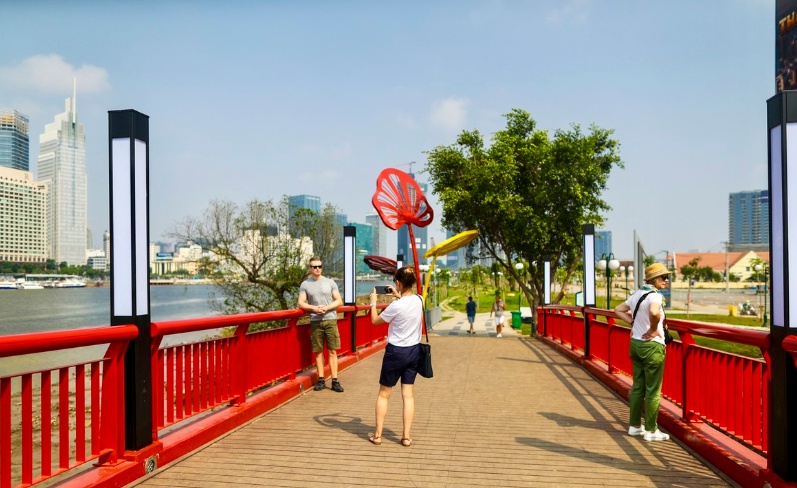 Công viên bờ sông Sài Gòn diện 'áo mới' lộng lẫy đón Tết