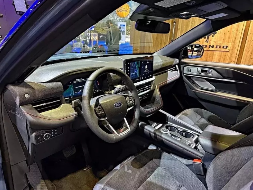 Cận cảnh Ford Explorer 2025 vừa ra mắt tại Mỹ, giá từ 41.220 USD