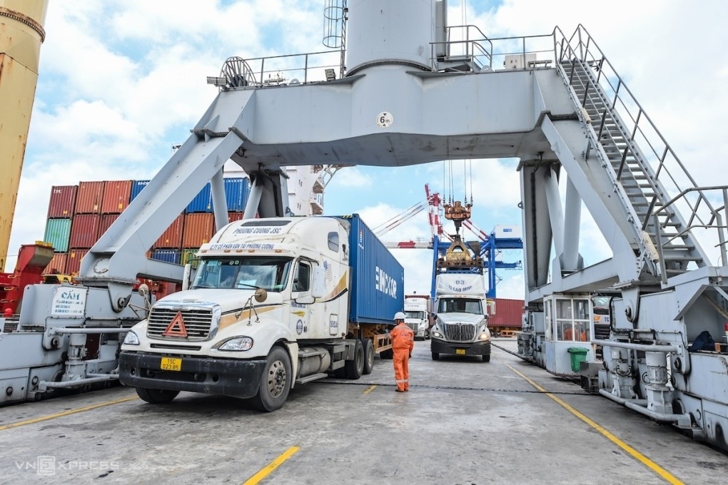 Doanh nghiệp xuất nhập khẩu 'tố' hãng tàu tăng phí tùy tiện