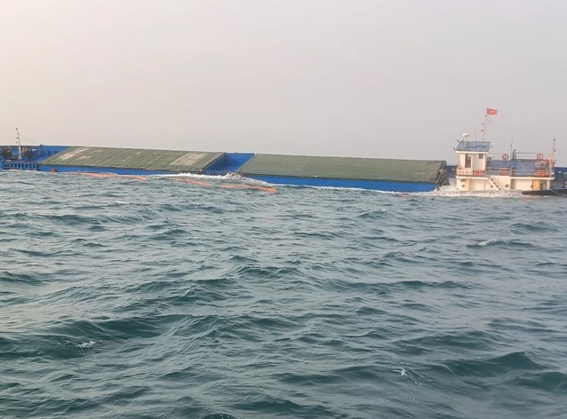 Sóng lớn, chưa hút được 7.000 lít dầu trên chiếc tàu chìm ở biển Quảng Nam