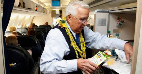 90 tuổi vẫn làm tiếp viên hàng không, bạn có tin không?