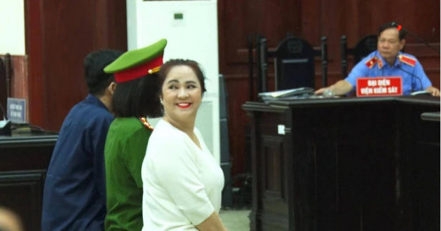 Bà Nguyễn Phương Hằng đã có mặt ở phòng xử