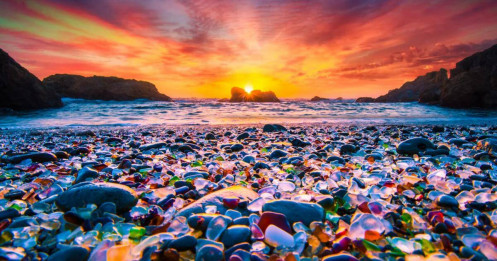 Bãi biển thủy tinh lấp lánh sắc màu ở Mỹ