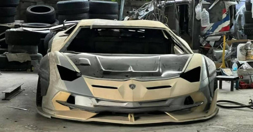 Toyota Crown biến hình thành Lamborghini Aventador