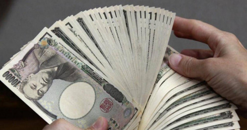 Đồng yen yếu khiến Nhật Bản đứng trước "ngã ba đường"