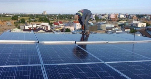 "Vô lý khi vẫn giữ đề xuất điện mặt trời mái nhà dư thừa bán giá 0 đồng"