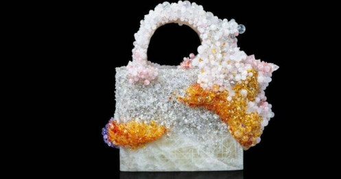 Túi Lady Dior được đính hàng nghìn viên đá thạch anh của Việt Nam