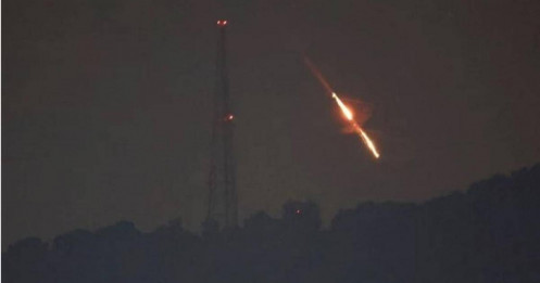 Israel tấn công trả đũa - Iran lập tức phóng hỏa đáp trả