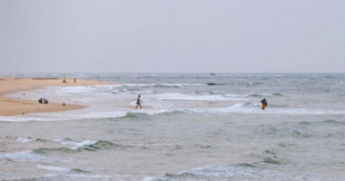 Một bãi biển cát trắng hoang sơ chỉ cách trung tâm 7km, được dự đoán là "viên ngọc du lịch mới" của miền Trung dịp lễ này