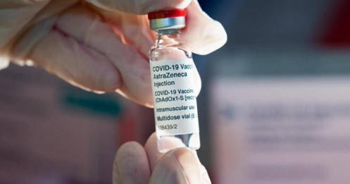 Vaccine AstraZeneca COVID-19 có nguy cơ gây đông máu: Bộ Y tế nói người dân không nên lo lắng