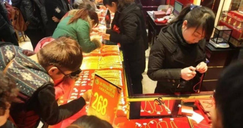 Hàng nghìn người Trung Quốc mua phải vàng giả giữa cơn sốt vàng