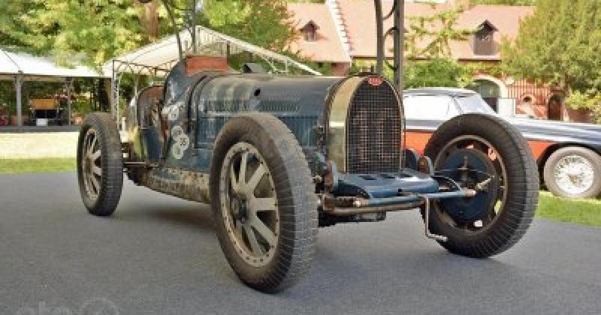 Cận cảnh mẫu xe Bugatti thành công nhất mọi thời đại