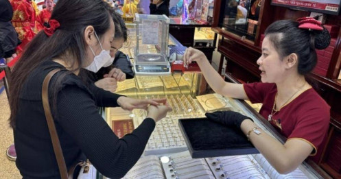 Cấm mua bán vàng bằng tiền mặt: 'Tại sao hạn chế quyền của dân'