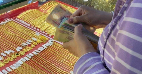 Cấm mua bán vàng bằng tiền mặt: Mua nửa chỉ cũng phải chuyển khoản là vô lý