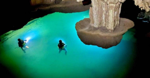 Bí ẩn hồ nước màu xanh ngọc bích vừa được phát hiện ở Quảng Bình