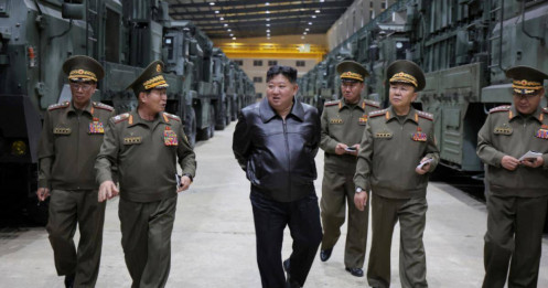 Ông Kim Jong-un thị sát vũ khí chiến thuật, lệnh sẵn sàng cho chiến tranh