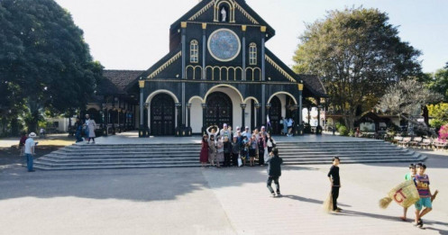 Chiêm ngưỡng nhà thờ hơn 100 tuổi đẹp nhất vùng Tây Nguyên