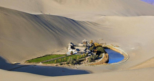 Bên trong ốc đảo giữa sa mạc lớn nhất thế giới