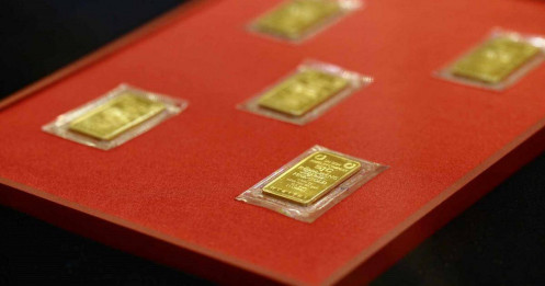Vàng miếng SJC được ngân hàng định danh, rủi ro nếu mua qua 'cò', thuê xếp hàng