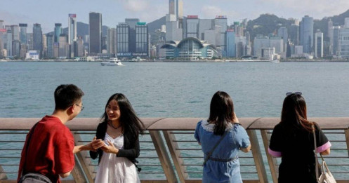 Người Trung Quốc đại lục ồ ạt đổ tiền sang Hong Kong
