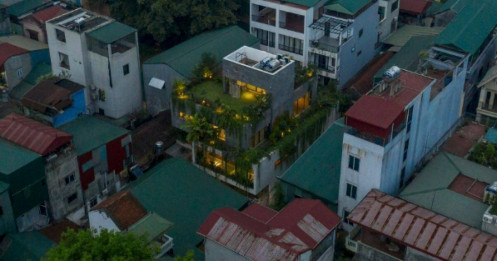 Biệt phủ xanh mướt nằm giữa khu dân cư đông đúc ở ngoại thành Hà Nội