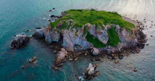Phát hiện hòn đảo hoang sơ hình thù kỳ lạ ở biển miền Trung, rộng chưa đến 1km2, không có dân sinh sống