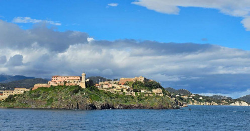 Ngắm cảnh sắc Elba, hòn đảo lớn thứ ba của Ý