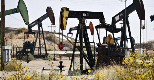 Giá dầu giảm nhẹ sau khi báo cáo ngành cho thấy lượng dự trữ tăng