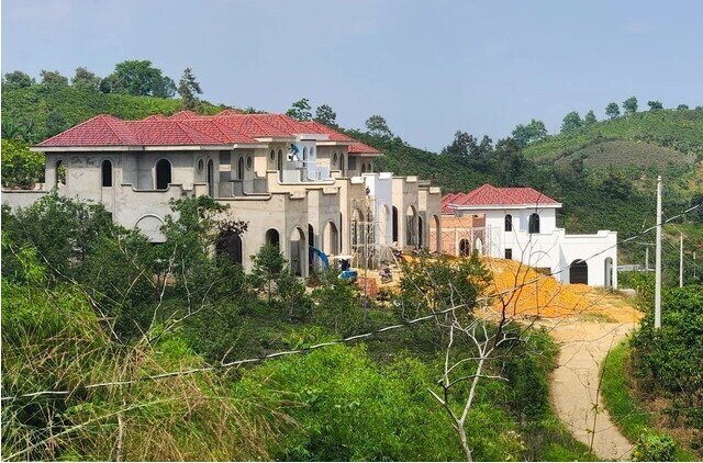 Biệt thự không phép "mọc" trên đồi ở Lâm Đồng: Đình chỉ chủ tịch xã