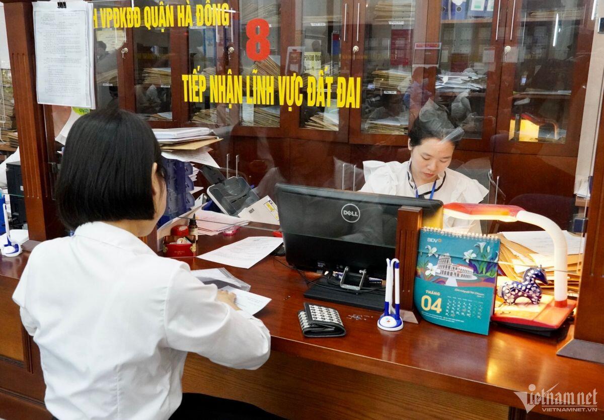 Sự thật việc 'chen xếp hàng từ 2-3h sáng làm giấy tờ nhà đất ở Hà Nội'