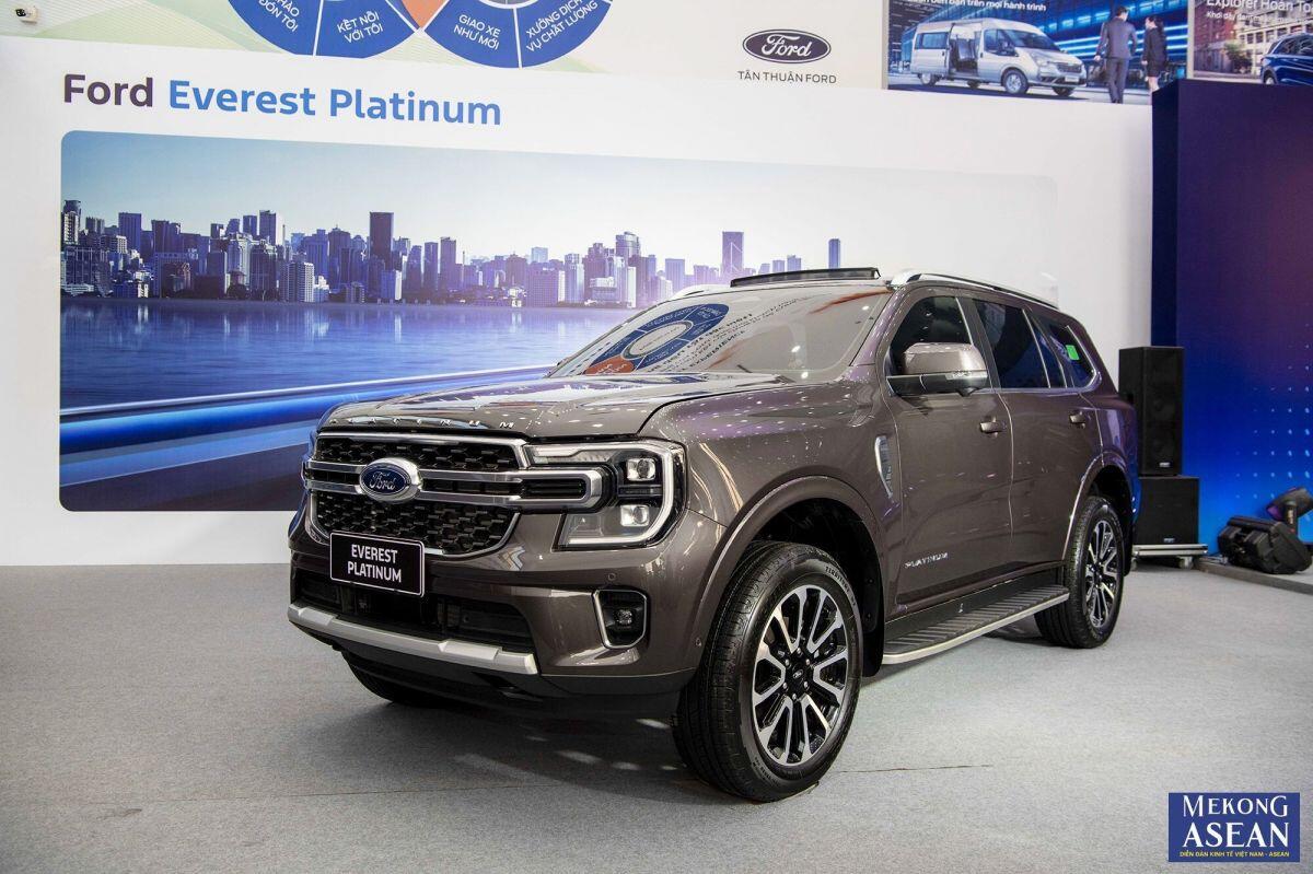 Ford Việt Nam chính thức giới thiệu hai phiên bản sản phẩm mới nhất Everest Platinum và Ranger Stormtrak