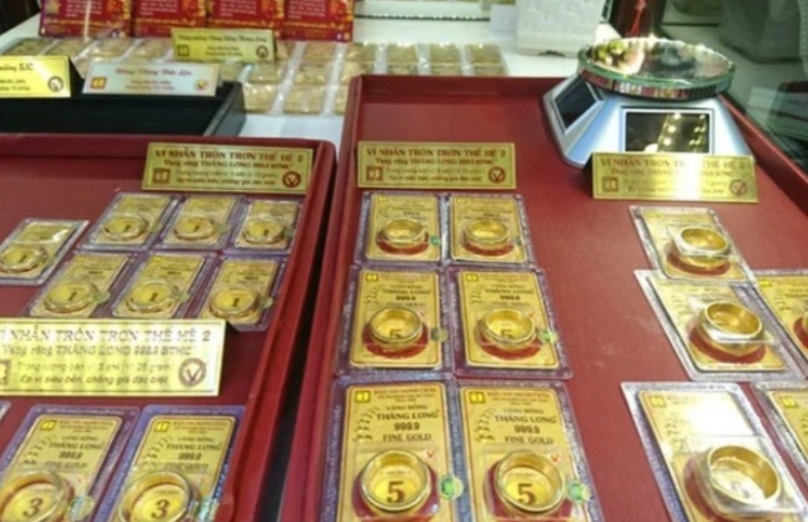 Giá vàng giảm sốc, 'huy động' cả gia đình xếp hàng mua vàng