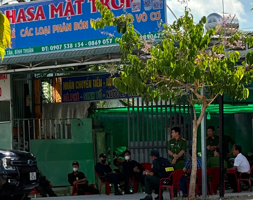 50 cảnh sát bao vây, khám xét 3 điểm sản xuất phân bón ở Bình Thuận