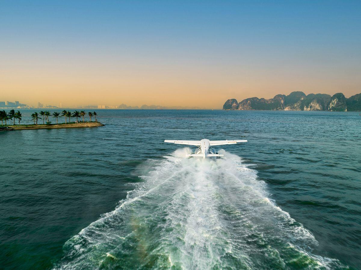 Ngắm Vịnh Hạ Long bằng thủy phi cơ từ độ cao trên 300m