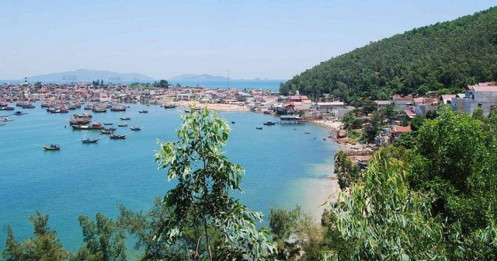 Xã đảo được ví như "bàn tay khổng lồ" trên biển, có nhiều điểm du lịch đẹp hoang sơ, cách Hà Nội hơn 200km