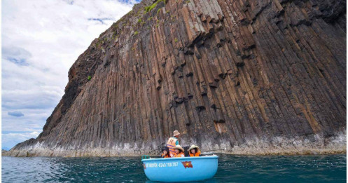 Đi thuyền thúng khám phá hòn đảo có ngàn cột đá bazan ở Phú Yên