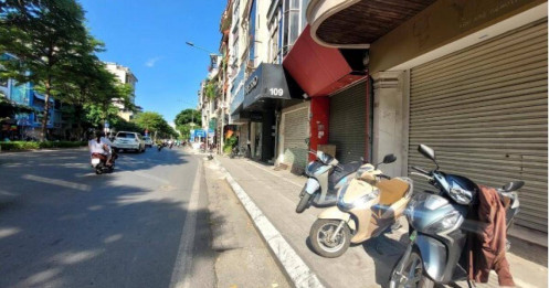 Nhiều cửa hàng ở Hà Nội đóng cửa, mặt bằng giá thuê trăm triệu đồng/tháng bỏ trống
