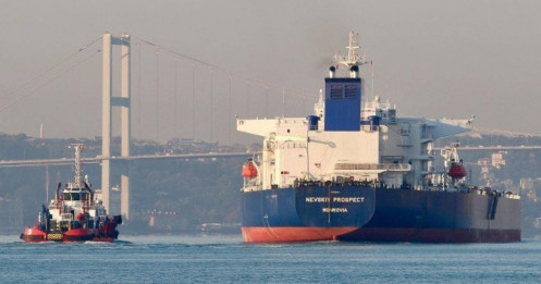 Hàng chục tàu bị bỏ không sau khi chở dầu Nga