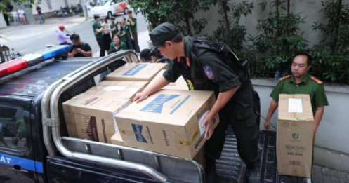 Cảnh sát đưa hàng chục thùng tài liệu rời nhà CEO Quốc Cường Gia Lai
