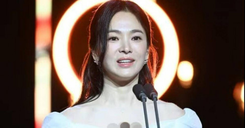 Song Hye Kyo xuất hiện chớp nhoáng tại Lễ trao giải Rồng Xanh