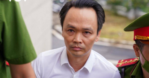 Cựu Chủ tịch FLC Trịnh Văn Quyết mặc áo sơ mi trắng hầu tòa