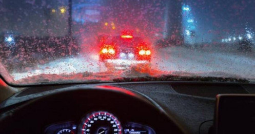 Việc đơn giản nhưng vô cùng quan trọng khi lái xe dưới trời mưa trong đêm tối