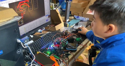 Cậu bé 11 tuổi viết 600 dòng code vận hành tên lửa tự chế