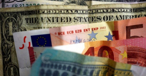 Hàng tỷ USD tiền giấy đôla Mỹ và euro vẫn tìm đường vào Nga