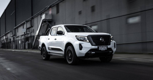 Nissan Navara Black Edition tăng cá tính và bộ nắp thùng điện