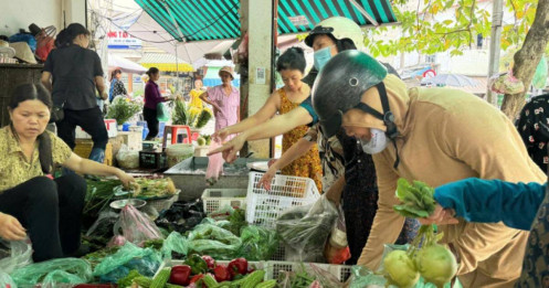 Người dân tích trữ thực phẩm phòng mưa bão, 7h30 sáng chợ đã "cháy" hàng thịt, vãn hàng rau