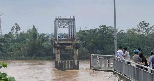 Cầu Phong Châu bị sập, nghi có nhiều người, phương tiện rơi xuống sông Hồng